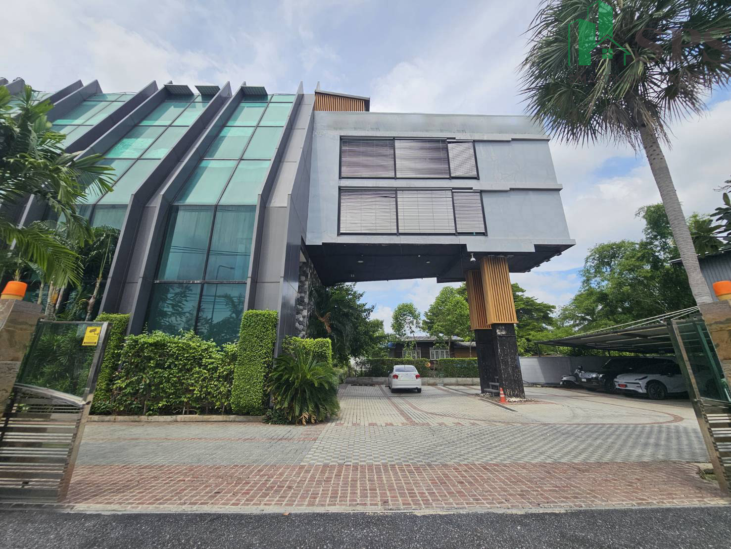 🏢 ให้เช่าอาคารสำนักงานขนาดใหญ่ 4.5 ชั้น | ใกล้ถนนศรีนครินทร์ ติดถนนคู่ขนานมอเตอร์เวย์ กรุงเทพ–ชลบุรี (SPSP679)