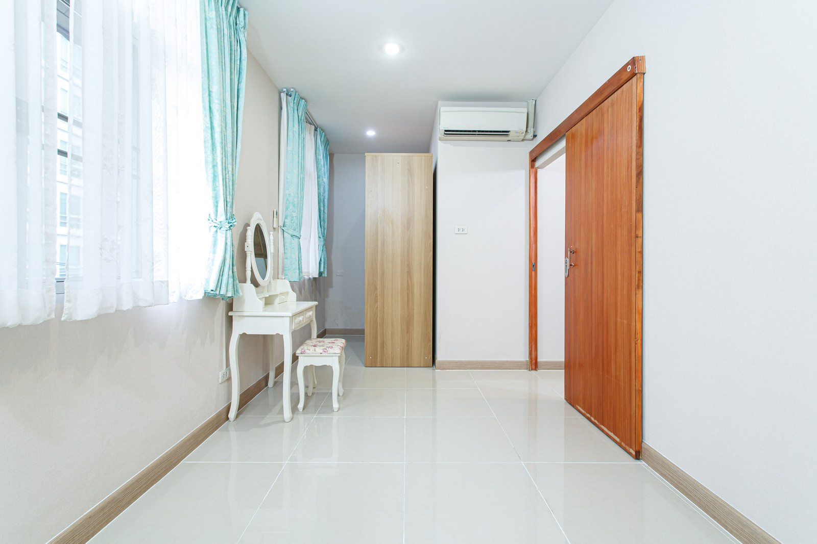 ให้เช่า กลางกรุงรีสอร์ท รัชดา 7 | ห้องมุม 51 ตร.ม. รีโนเวทใหม่ | 1 ห้องนอน + ห้องอเนกประสงค์ | ฟรีแม่บ้าน | 15,000 บ./ด. – รูปที่ 2