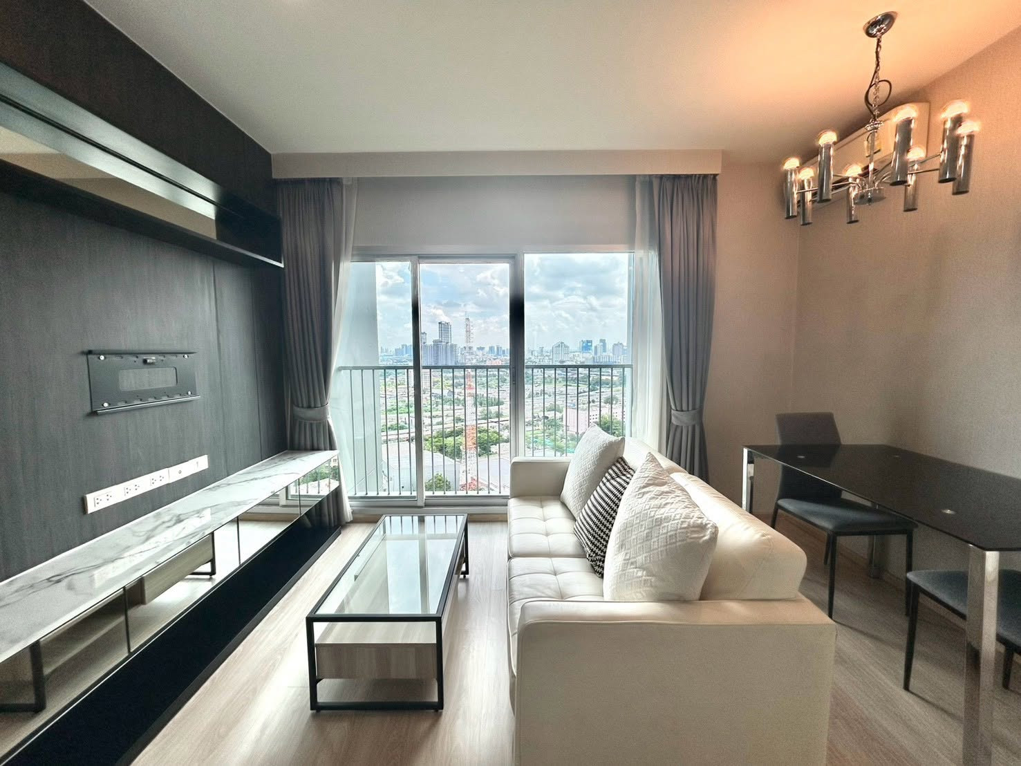 ✨ Spacious Unit  2 bedroom  54sqm ชั้นสูง วิวสวย Noble Revolve Ratchada 1 