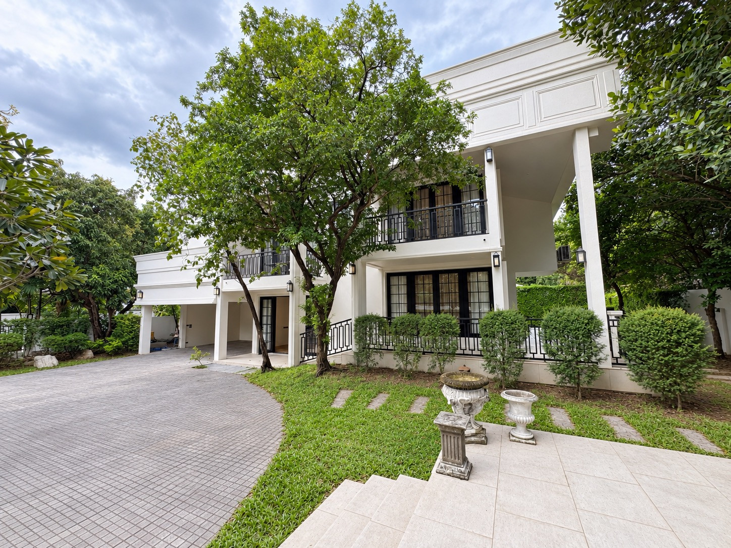 Boutique style house With private English garden, Phatthanakan 30, Bangkok, pets allowed | Pet-Friendly Luxury House for Rent | 5 Bedrooms | Private Garden | Phatthanakan 30 Boutique style house With private English garden, Phatthanakan 30, Bangkok, pets allowed | Pet-Friendly Luxury House for Rent | 5 Bedrooms | Private Garden | Phatthanakan 30