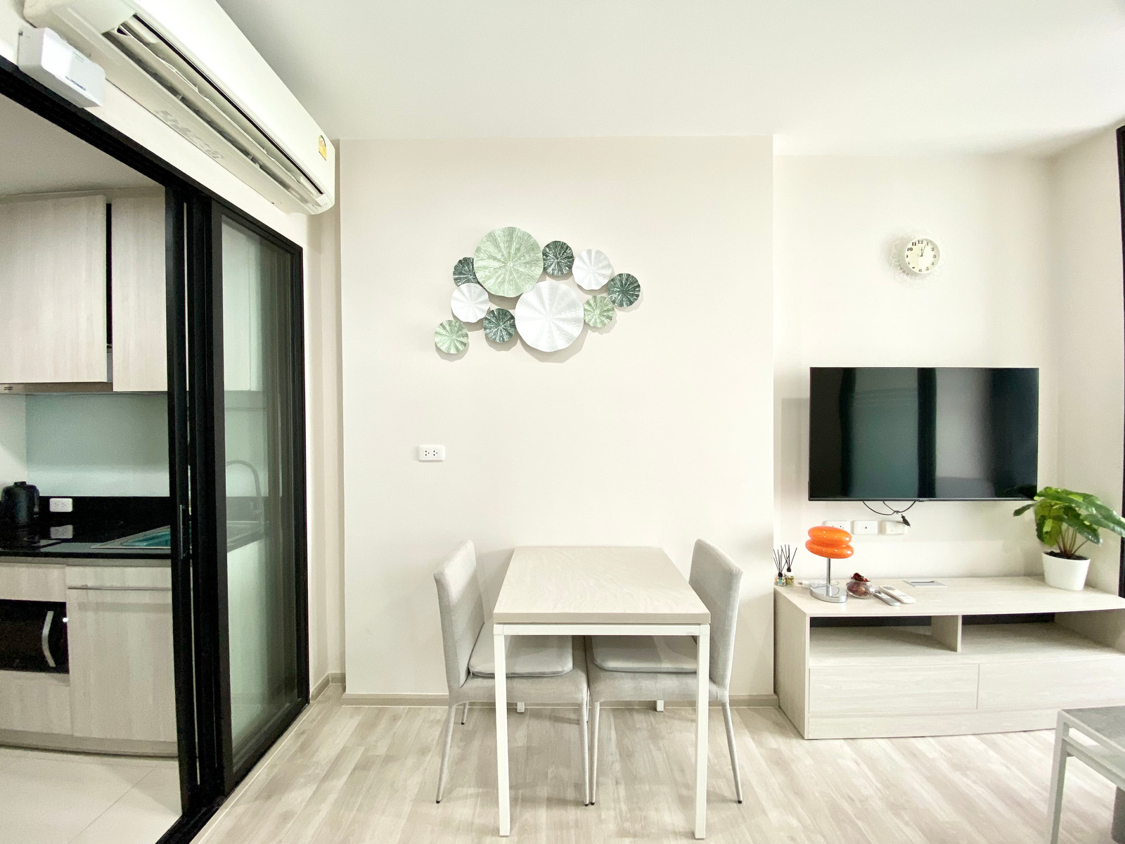 คอนโด นิชโมโน เมกะ สเปซ บางนา ขนาด 1 Bed Plus (2 ห้องนอน) วิวเมืองฝั่งวิวสระว่ายน้ำ และวิวหมู่บ้าน Lake Side Villa มองเห็นทะเลสาบทุกเช้า ส่วนกลางใหญ่อลังการมากมายหลายชั้น ค่าเช่าเพียง 13,500 บาท/เดือน สนใจติดต่อ 08 5519 6555 หรือ LINE ID @886blenx – รูปที่ 4