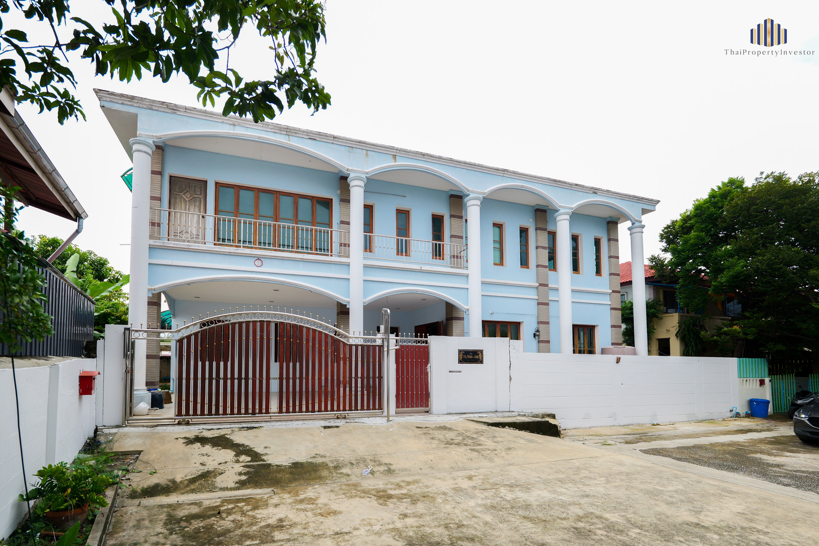 Warehouse-Sized Space with Massive 600 Sqm of Usable Area!! For sale: 3 townhouses at Phra Pin 2 Village, located just behind Thonburi Fresh Market, Thawi Watthana area of Bangkok.  – รูปที่ 2