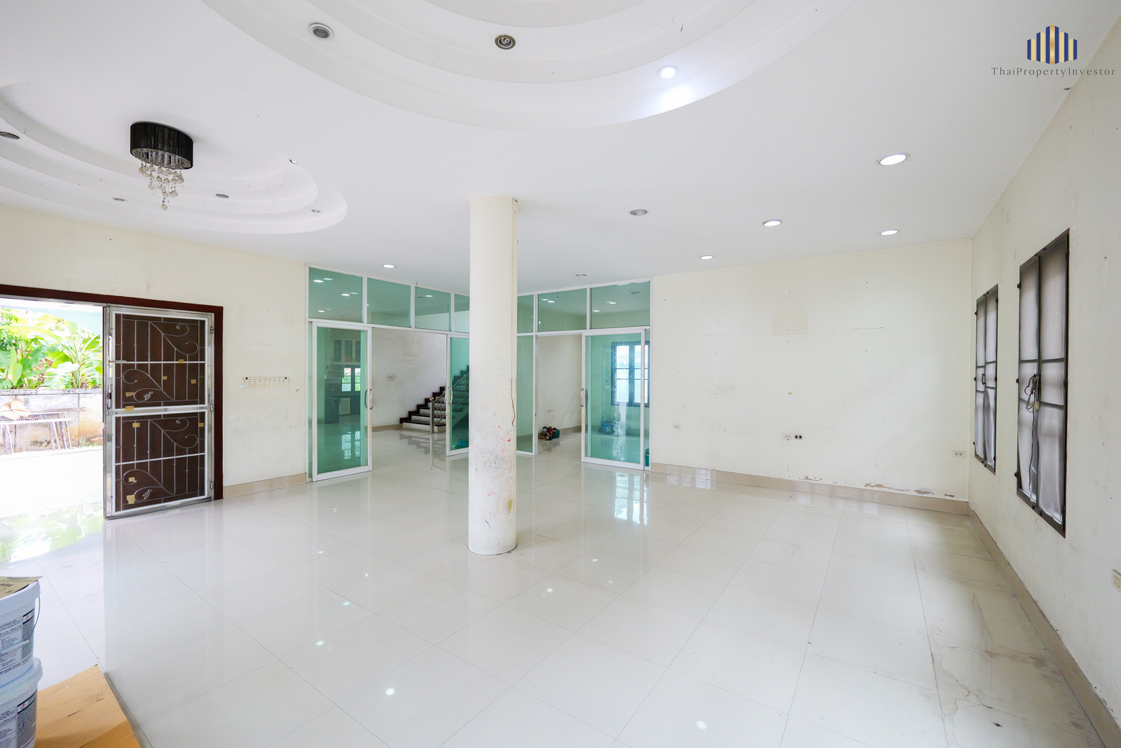 Warehouse-Sized Space with Massive 600 Sqm of Usable Area!! For sale: 3 townhouses at Phra Pin 2 Village, located just behind Thonburi Fresh Market, Thawi Watthana area of Bangkok.  – รูปที่ 4