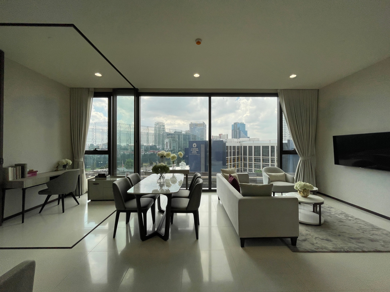 🌟 Rare Item! Urgent sale Mulberry Grove Sukhumvit, luxury condo, near BTS Ekkamai 250 m., extra large room 112.50 sq m, 2 bedrooms, 3 bathrooms, 20th floor, south view, excellent wind, ready to move in.