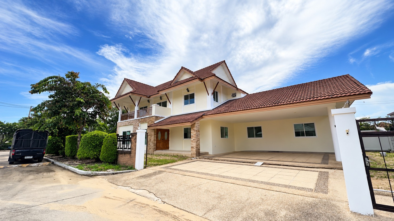 For sale, the largest detached house in the new housing project. Never lived in Siam Natural Home Village, Rama 2, on more than 186 sq m of land, spacious area. Suitable for large families. For sale, the largest detached house in the new housing project. Never lived in Siam Natural Home Village, Rama 2, on more than 186 sq m of land, spacious area. Suitable for large families.