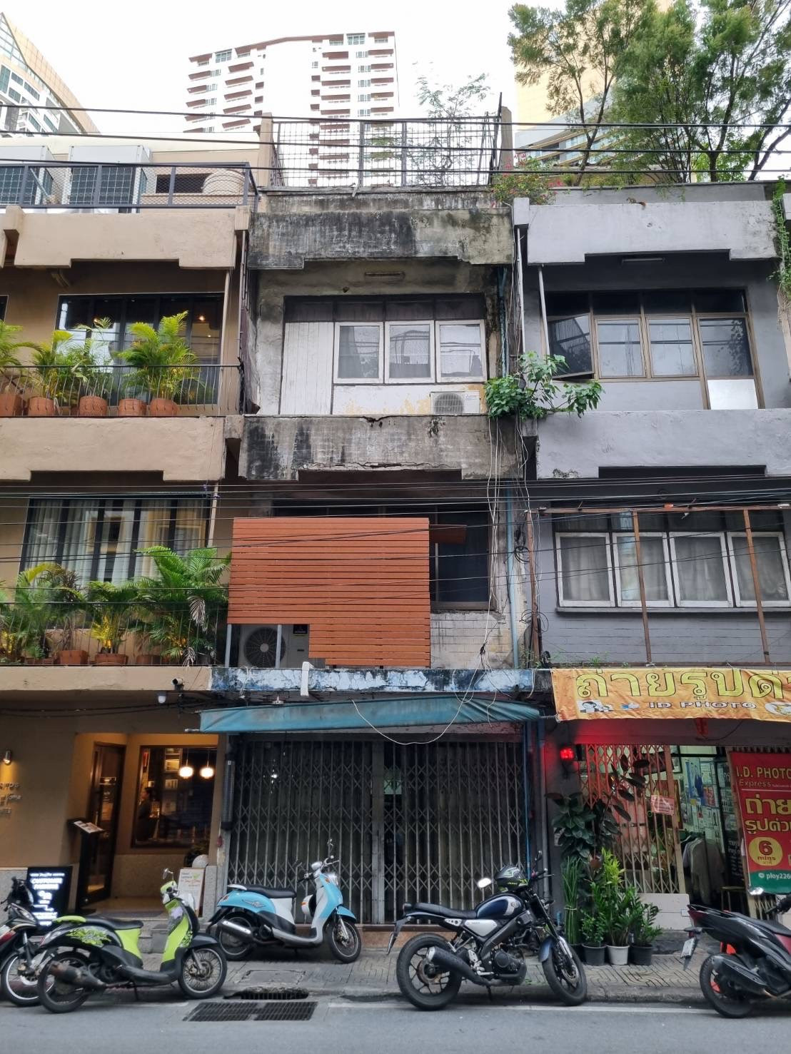 For rent, 4-story commercial building, Sukhumvit 22, next to Sarnies Cantina Cafe.