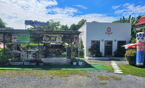 Coffee shop for rent in Wat Phraya Suren area, near offices, factories and schools, has parking.