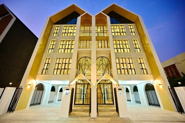 Hua Mak-Ramkhamhaeng Bang Kapi, 4-story home office, Nordic style, for rent, 3 bedrooms, 5 bathrooms, land 50 sq m., total usable area 500 sq m., near MRT Hua Mak 700 m.