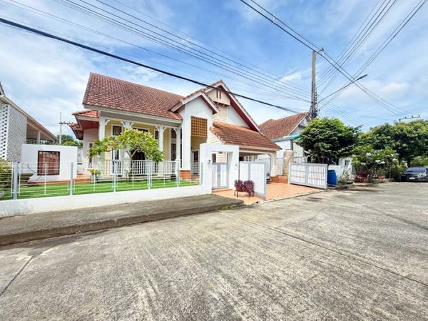 200 m. from CJ More Rangsit Khlong 3 and Lam Luk Ka Road. Features 3 bed Dream World 1.3 km Single-story detached house for rent located