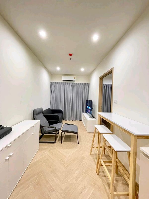 Condo for rent at Na Rewa Condo Charoen Nakhon, near ICONSIAM and AVANI Charoen Nakhon Hotel, convenient travel, there is a shuttle to and from the BTS station. With complete amenities The room is ready to move in immediately!