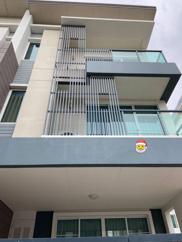🏡 3-story townhome for rent, corner of Town Avenue Srinakarin, Soi On Nut 68, 3 bedrooms, 4 bathrooms, beautiful house, good condition, usable area up to 195 sq m., near the Yellow Line 💰 Rent only 32,000 baht/month.