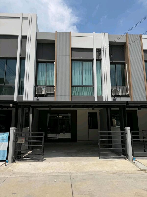 ✨ บ้านแต่งใหม่สวยครบ พร้อมเข้าอยู่ ใกล้ MEGA Bangna เพียง 800 เมตร