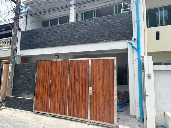 Townhouse for rent, Soi Sukhumvit 26, in the heart of Phrom Phong 📍 near K Village | Em District | BTS Phrom Phong