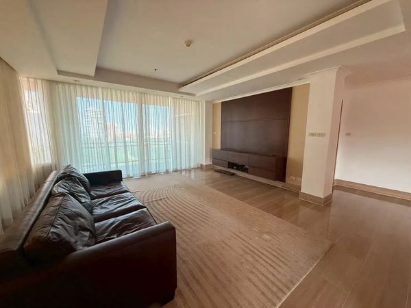 Luxury condo for rent at Ratchadamri (3 bedrooms, 266 sq m.), very wide space, premium price, highest private, quality society in the heart of the city, near BTS and Lumpini Park.