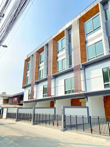 Denla Kindergarten 4-story townhome features 4 bed 550 m.from Big C Phetkasem this4 bath and 250 sq.m. of usable space on a 22 sq.wa.