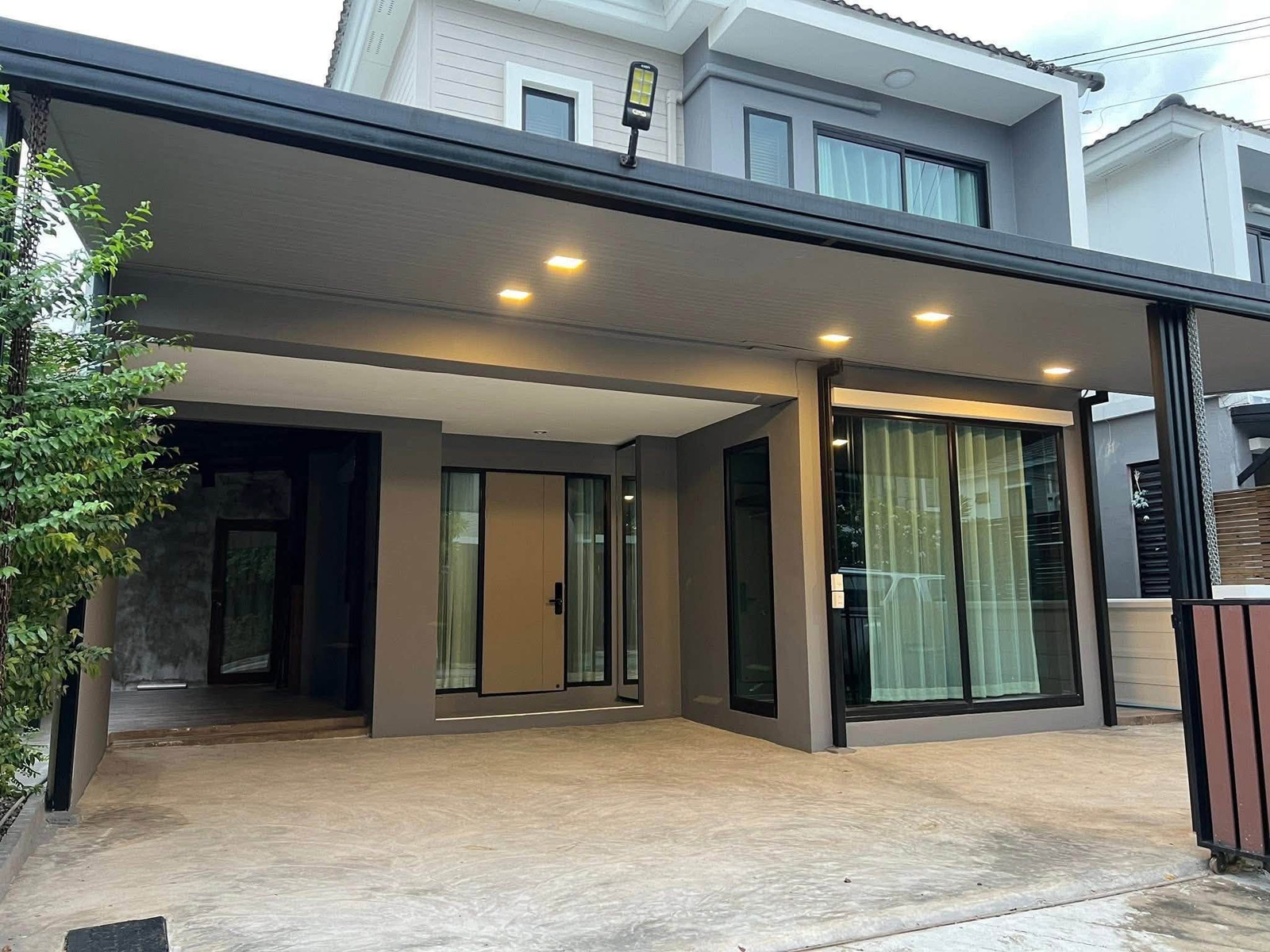 Single house for rent Along the ring road - Ramintra, close to the expressway, convenient travel, close to Fashion Island, 5 minutes, beautiful house, fully decorated, all new electrical appliances. Just carry your bag and move in.
