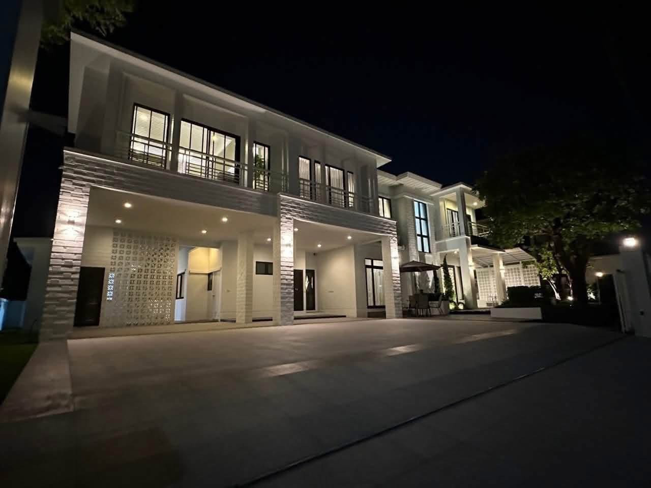 For rent/sale, large luxury house near Suvarnabhumi Airport and lifestyle area. For rent/sale, large luxury house near Suvarnabhumi Airport and lifestyle area.