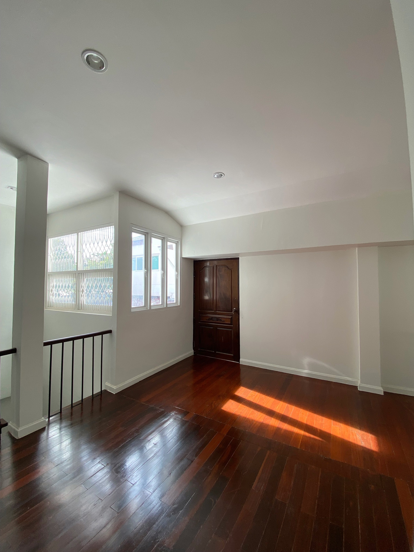 [FOR RENT] Rare Item! บ้านหลังมุม Modern Classic รีโนเวทใหม่ | สนามกว้างพร้อมต้นไม้ใหญ่ หน้าต่างสูงรับแสงธรรมชาติ ทำเล New Rama 9 ล้อมรอบด้วยคาเฟ่ชิคๆ & ร้านอาหารดัง เดินชิลล์ได้เลย (อยู่อาศัย หรือ โฮมออฟฟิศ/สตูดิโอ) – รูปที่ 4