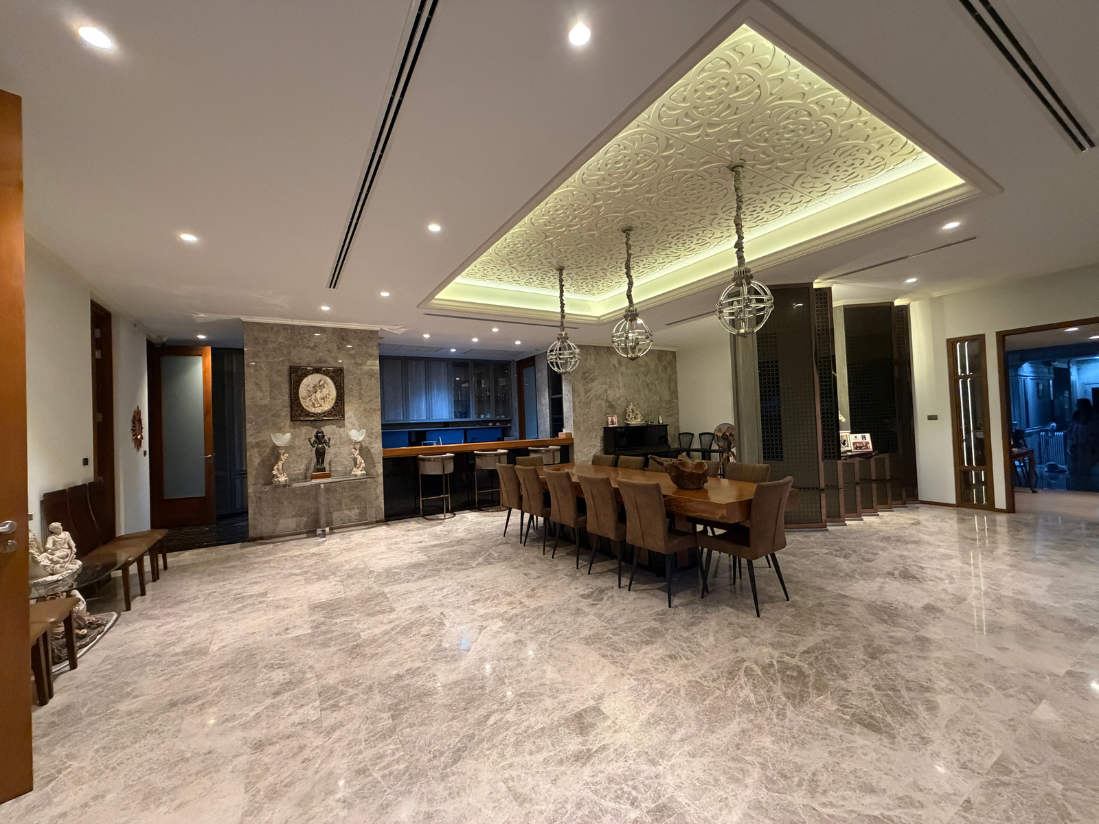 ขายบ้านเดี่ยวหรู ที่ดิน 370 ตร.ว. 6 ห้องนอน 9 ห้องน้ำ พร้อม Gym, Outdoor Jacuzzi และที่จอดรถ 4 คัน ใกล้ โรงเรียนShrewsbury & King’s College ไม่เคยมีประวัติน้ำท่วมหรือน้ำรอระบาย ภายในซอยมีบ้านเพียง 3 หลัง มีเพื่อนบ้านเพียง 2 หลัง บรรยากาศเงียบสงบ ใกล้ห