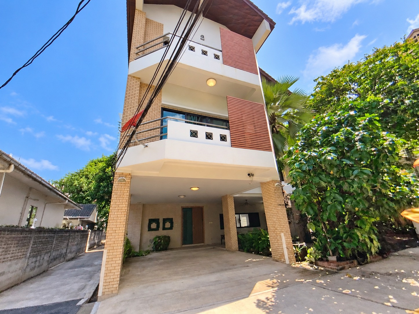 Single house for rent, Soi Suan Phlu, Sathorn, near the Embassy and BTS Chong Nonsi Station and MRT Lumpini Rama 4.