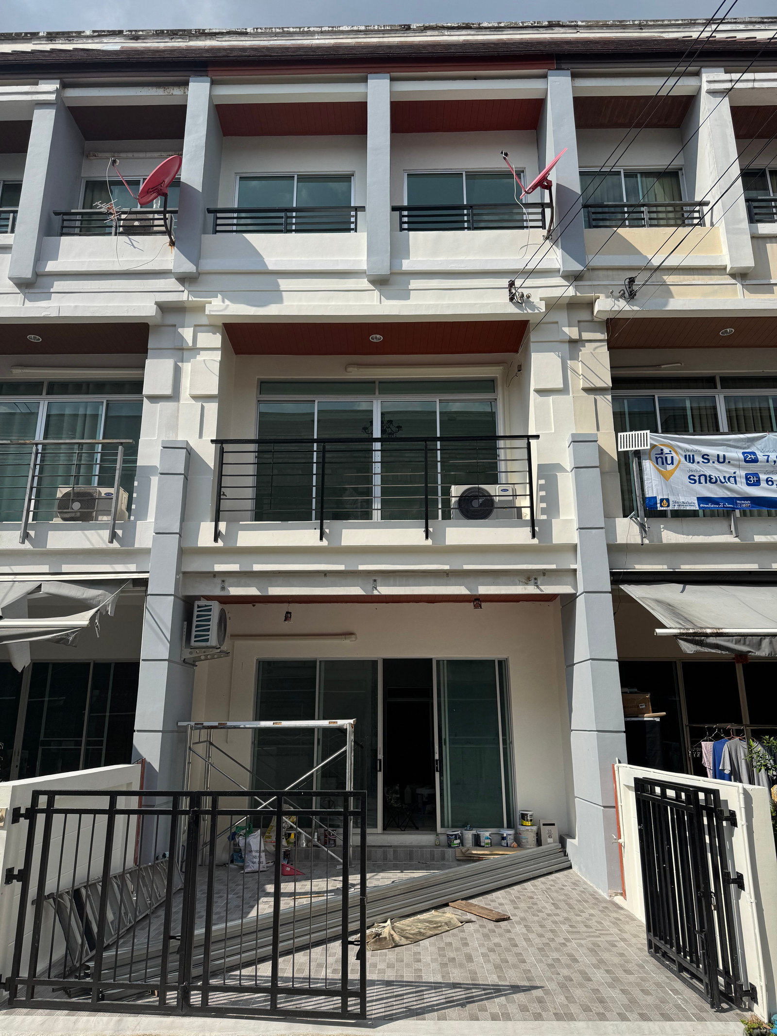 For rent, 3-story townhouse, Klang Muang Village. Urbanion Ladprao 71 newly renovated