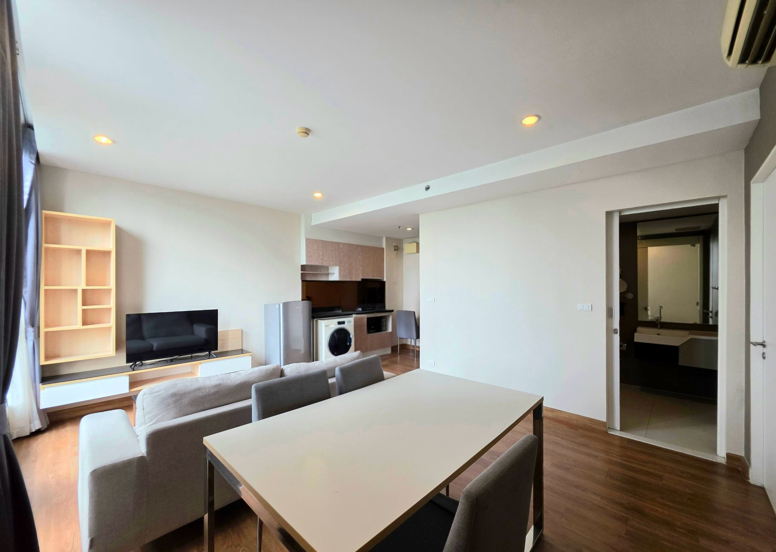Condo for sale, large room, great price in the heart of Ekkamai! UP Ekkamai / Estella Ekkamai (Sukhumvit 63) is between Soi. Ekkamai 21-23 Condo for sale, large room, great price in the heart of Ekkamai! UP Ekkamai / Estella Ekkamai (Sukhumvit 63) is between Soi. Ekkamai 21-23