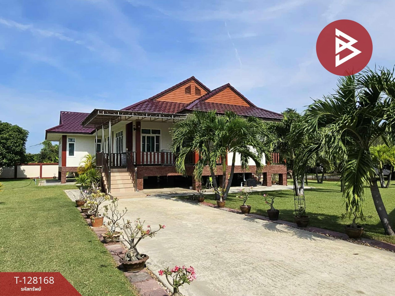 Urgent sale, detached house with land, 1 rai, 2 ngan, 10.2 square wah, Don Tum, Nakhon Pathom, with furniture.