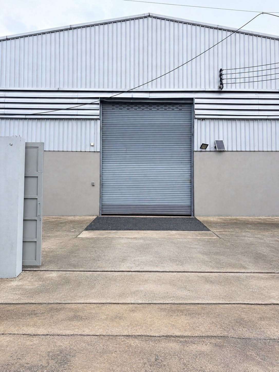 Warehouse for rent in Bang Khun Thian, Rama 2, near the expressway, Kanchanaphisek Ring Road, Samae Dam, cheap price, trailer can enter. Vacant and ready to use, size 1,000 sq m. There is an office that can be used immediately. Warehouse for rent in Bang Khun Thian, Rama 2, near the expressway, Kanchanaphisek Ring Road, Samae Dam, cheap price, trailer can enter. Vacant and ready to use, size 1,000 sq m. There is an office that can be used immediately.