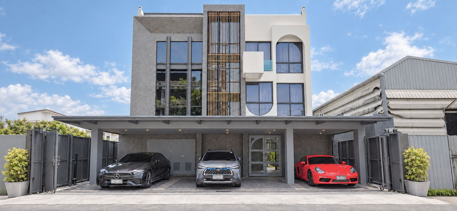 Self-built detached house for sale, 3 floors, with elevator, 100 sq m, usable area 700 sq m, Kanchanaphisek 1/1, Bang Bon, price 36 million baht.