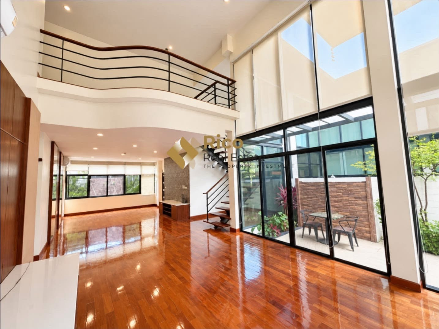 ⚜️{FOR RENT} | Private Duplex Residence with warm timber vibes, 3 bedrooms, 3 bathrooms + 1 maid’s room | Located in the heart of Sukhumvit 24 | Just a 5-minute walk to BTS Phrom Phong⚜️