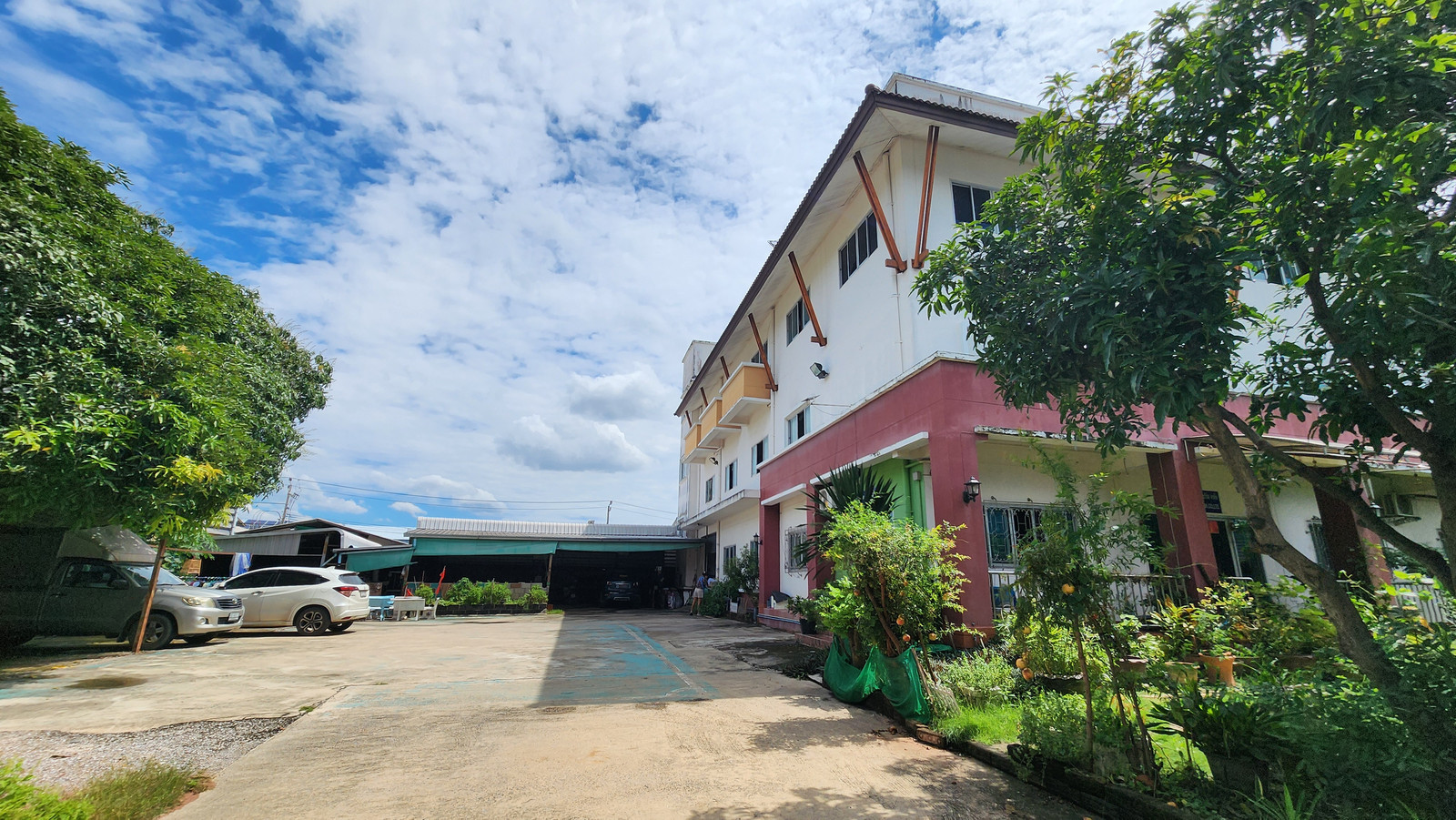 For sale: 3-story building + rooftop with 1 rai of land, Bang Bon, near Ekkachai, usable area 1,600+ sq m.