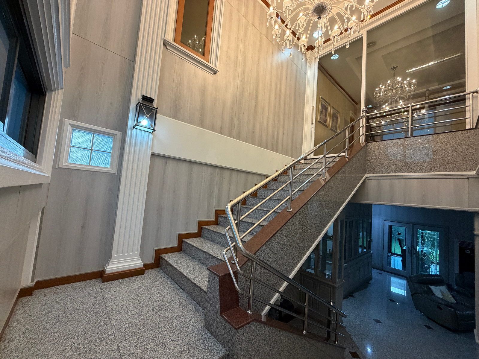 ขายบ้านเดี่ยวหรู ที่ดิน 370 ตร.ว. 6 ห้องนอน 9 ห้องน้ำ พร้อม Gym, Outdoor Jacuzzi และที่จอดรถ 4 คัน ใกล้ โรงเรียนShrewsbury & King’s College ไม่เคยมีประวัติน้ำท่วมหรือน้ำรอระบาย ภายในซอยมีบ้านเพียง 3 หลัง มีเพื่อนบ้านเพียง 2 หลัง บรรยากาศเงียบสงบ  – รูปที่ 3
