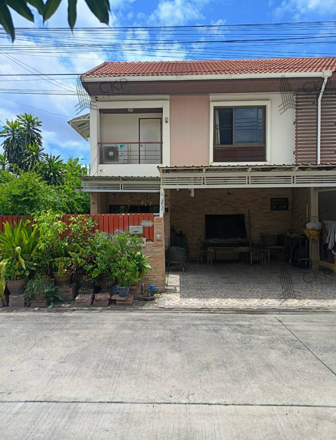 L260164 | 2-story house for sale in Omthana 1 Village, Sai Noi, Nonthaburi. This corner unit sits on a 54.5 sq. wah plot, located right next to a playground in a pleasant, leafy environment with ample space for relaxation around the house.