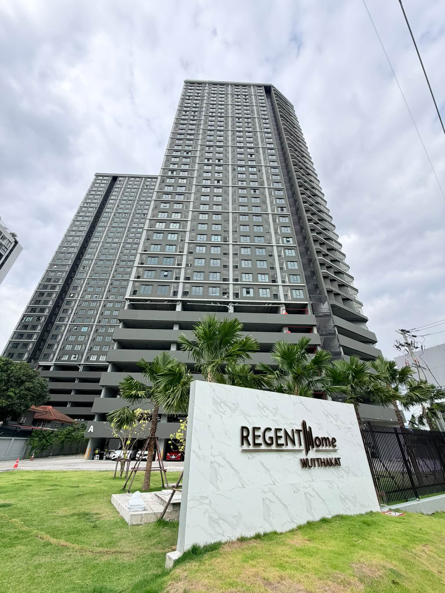 ให้เช่าคอนโดสวยบิ้วอินครบ ห้องสวยพร้อมเฟอร์นิเจอร์บิ้วอินทั้งห้อง Regent Home Wutthakat คอนโดรีเจ้นท์โฮม วุฒากาศ ห้องทำเลดีมาก ไม่ติดลิฟท์ ไม่ติดห้องขยะ ไม่โดนบล็อควิว เห็นเมืองสาทรและสถานีรถไฟฟ้า เทศกาลหรือปีใหม่จะเห็นพลุได้จากห้องนอนฟินๆ ***ห้องเย็นทั้ง – รูปที่ 3