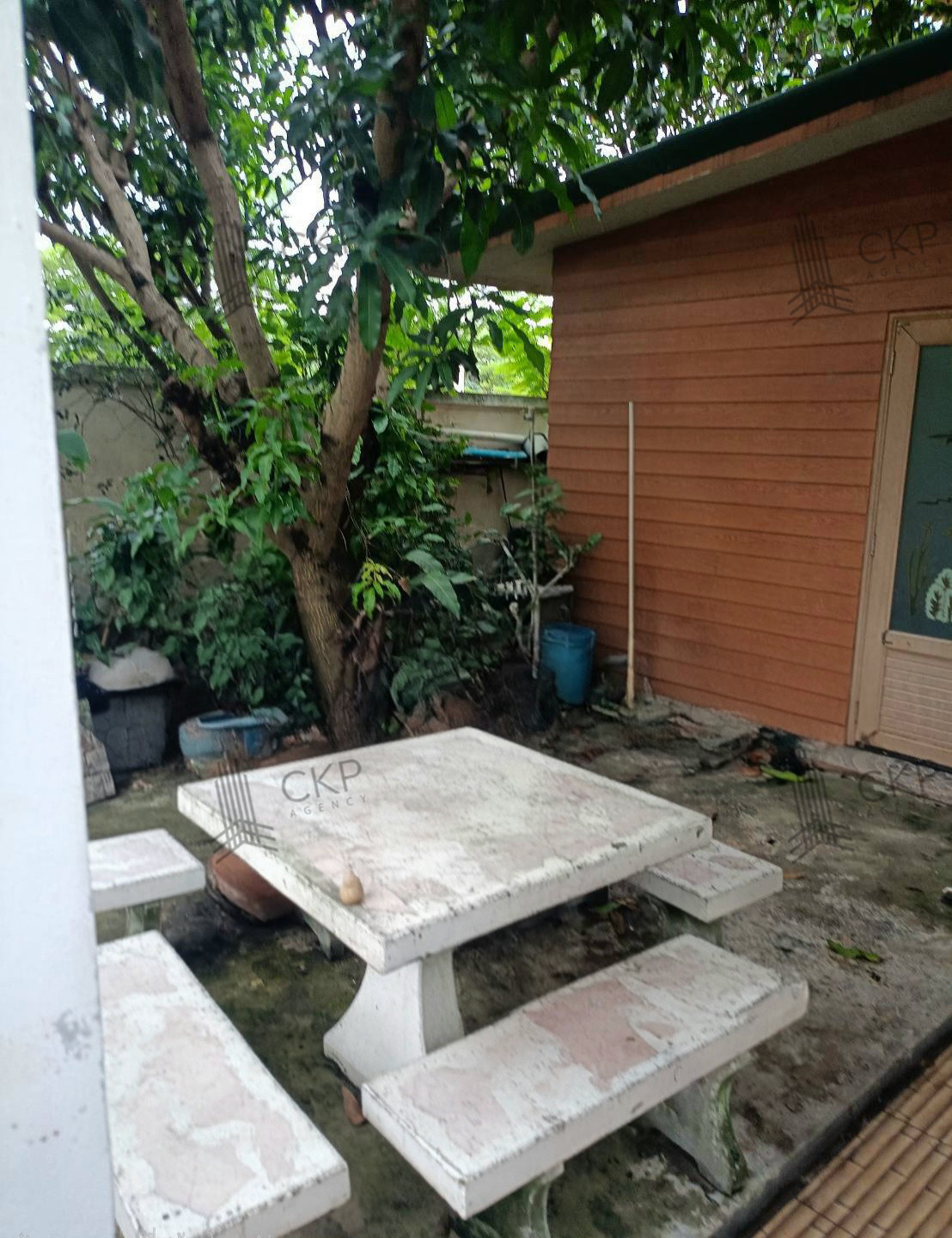 L260164 | 2-story house for sale in Omthana 1 Village, Sai Noi, Nonthaburi. This corner unit sits on a 54.5 sq. wah plot, located right next to a playground in a pleasant, leafy environment with ample space for relaxation around the house. – รูปที่ 3