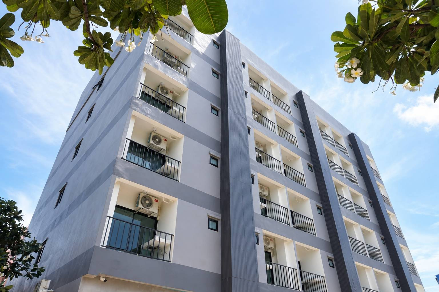 “The Rest Haus The Rest Haus” newly opened apartment. Condo feel at an apartment price in the Ekachai - Rama 2 area, in the alley behind Central Rama 2, passing through Ekachai-Bang Bon Road. “The Rest Haus The Rest Haus” newly opened apartment. Condo feel at an apartment price in the Ekachai - Rama 2 area, in the alley behind Central Rama 2, passing through Ekachai-Bang Bon Road.
