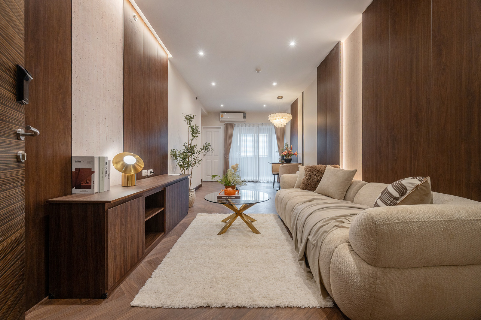 Large condo in the heart of Ekkamai, next to Phetchaburi Road. Near Bangkok Hospital Large condo in the heart of Ekkamai, next to Phetchaburi Road. Near Bangkok Hospital