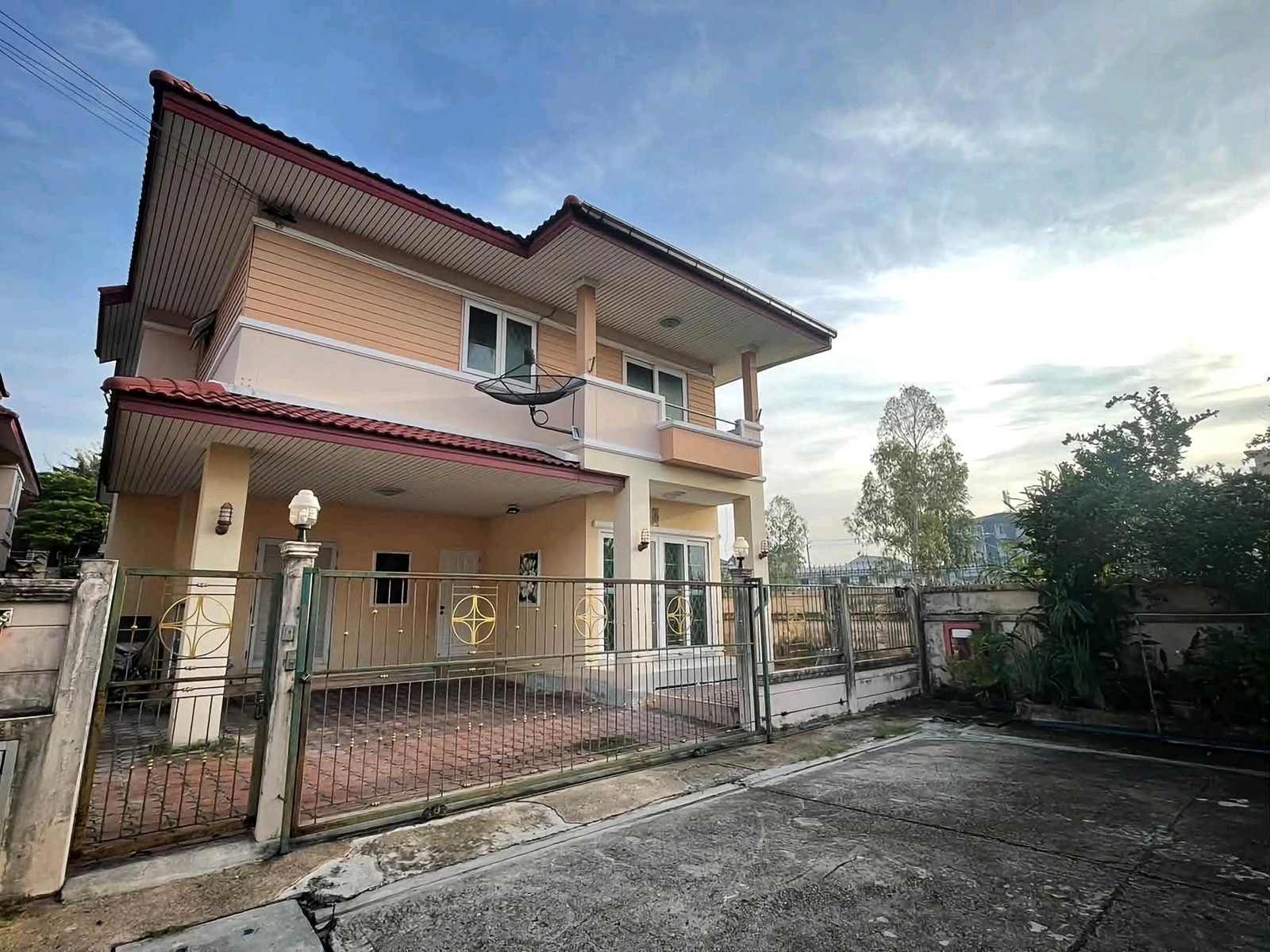 📍 Soi Chaloem Phrakiat Rama 9 Soi 28 🌳 Spacious house There is an area to plant trees near Suan Luang Rama 9 and the health park.