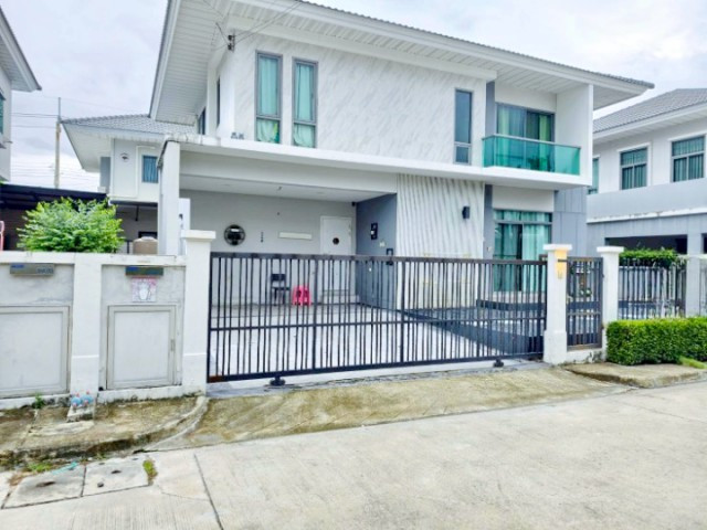 Modern-design 2-story detached house 1 km. from Robinson Lat Krabang Sukhumvit 77. Features 4 bed 3 bath 54 sq.wa. land area and 200 sq.m.