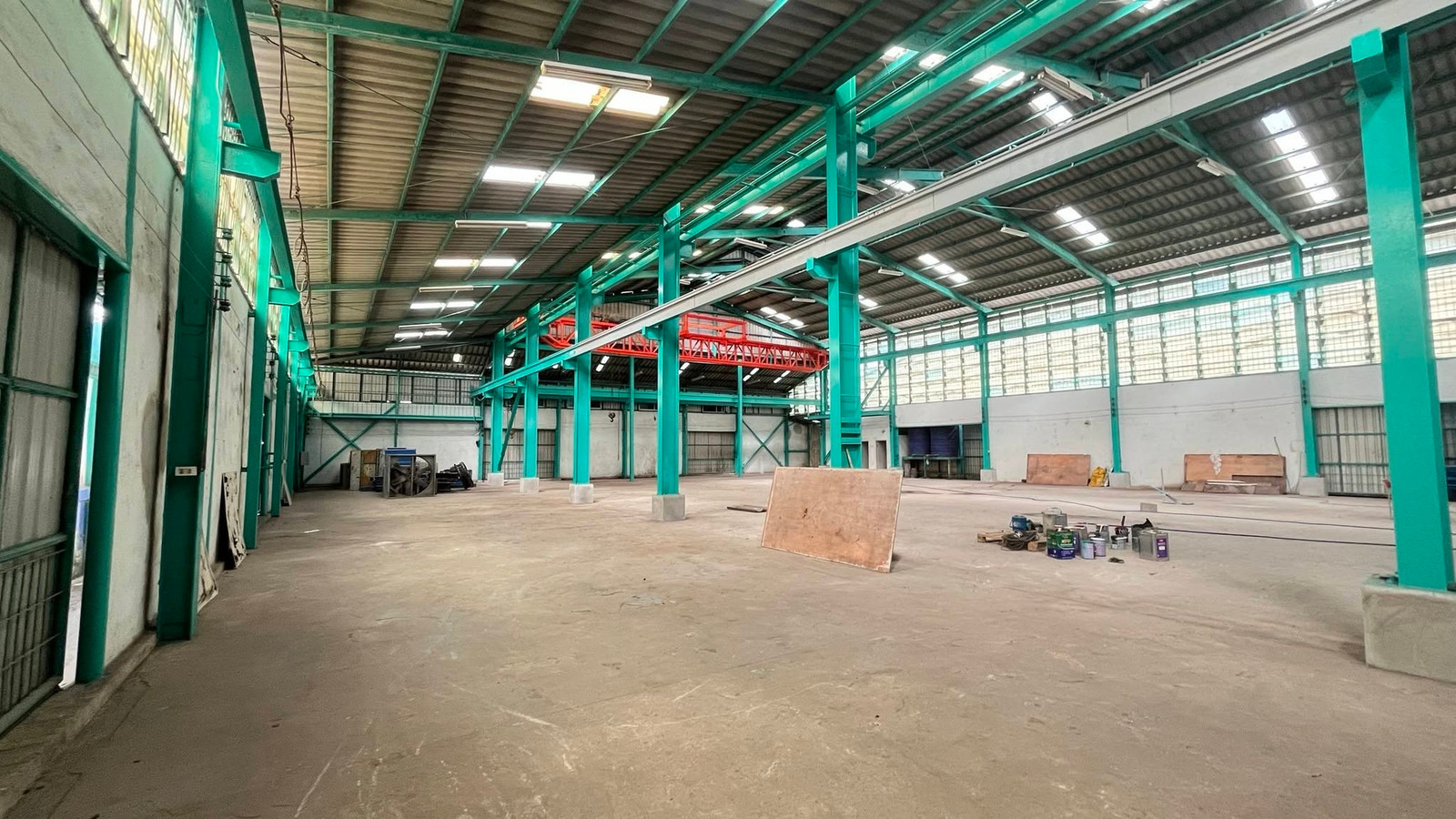 For Rent, 📦 Warehouse with Office, Land area 1 rai, Warehouse area 1,000 sqm. 🏗 Equipped with 4 Cranes 📍 Ekkachai Road, Opposite Mahachai Mueang Mai, Samut Sakhon