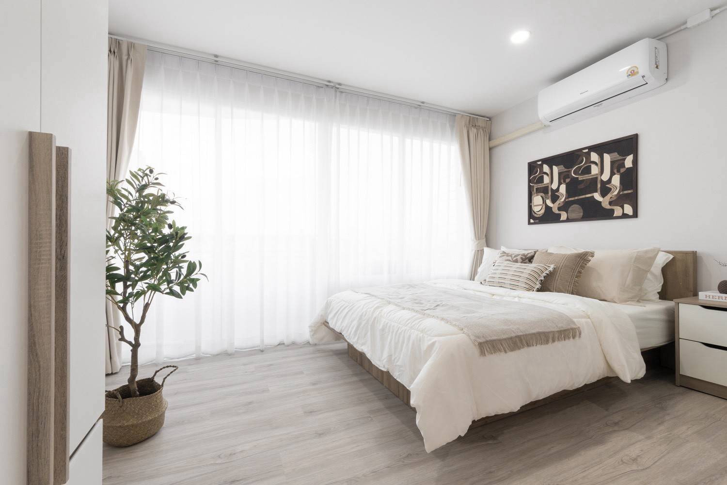S3003 Condo for sale, Family Ratchada Condo, Soi Inthamara 41, near MRT Sutthisan.