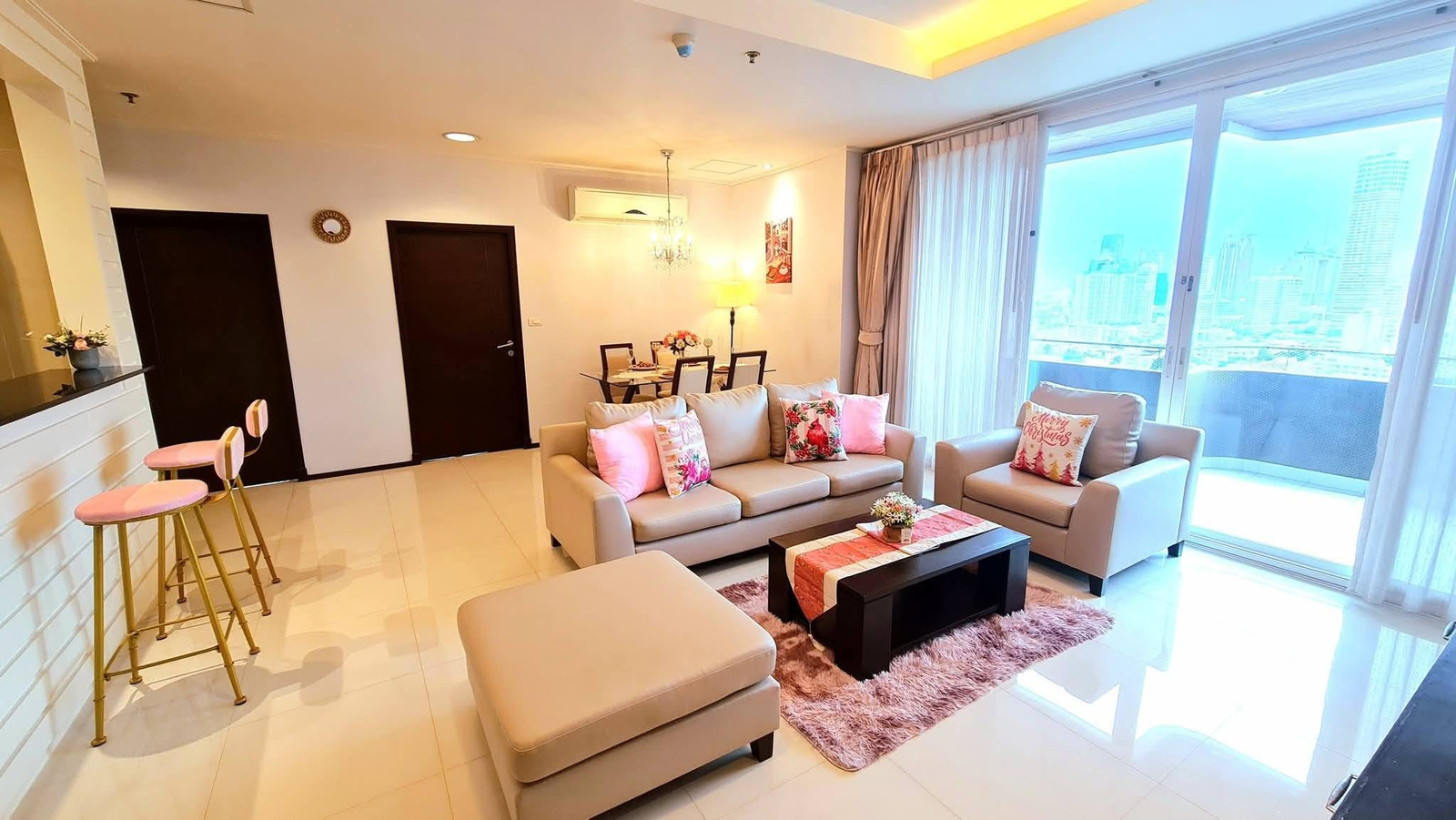 ให้เช่าเซอร์วิสอพาร์ตเมนต์แบบ 2 ห้องนอน (ยูนิต 2201) ชั้น 20 ที่ Piyathip Place พื้นที่กว้างขวางถึง 173 ตารางเมตร ประกอบด้วย 2 ห้องนอน 2 ห้องน้ำ และห้องแม่บ้าน – รูปที่ 3