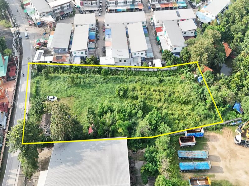 Land for sale in Bueng, Si Racha – 2 rai, 30 square wah. Located opposite Wat Bueng, with a wide frontage and one side bordering a creek.