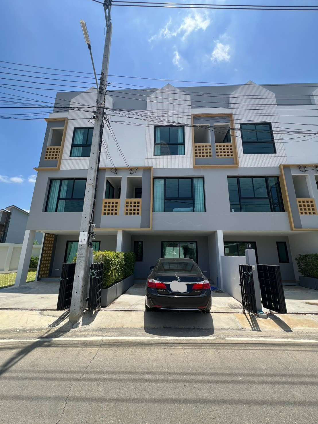 New townhome on Chaiyapruek Road, 5 minutes to DBS. Fully furnished. Pickleball court in front of the house. 