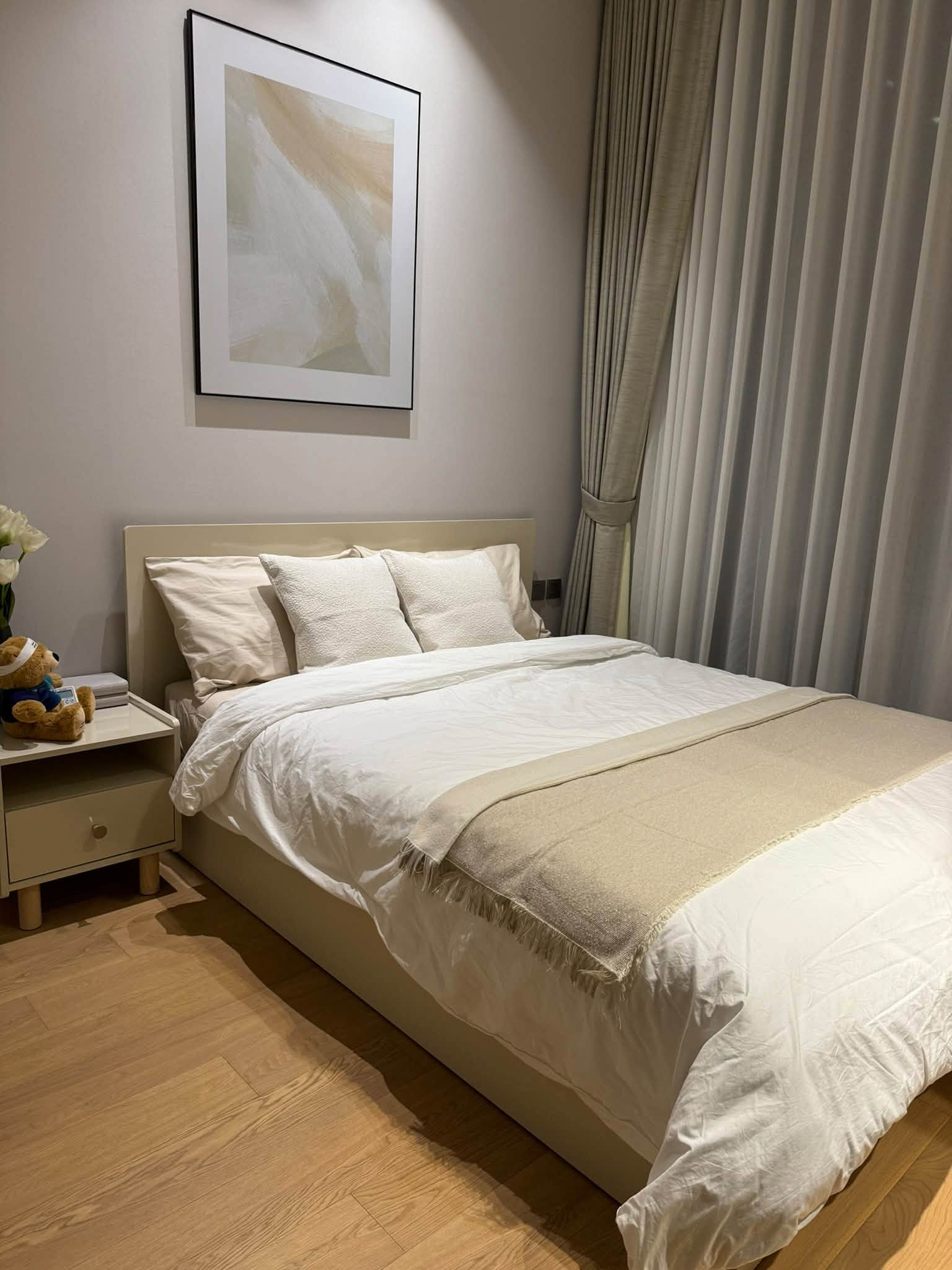 ST860/ให้เช่า คอนโด Super Luxury 28 Chidlom (ทเวนตี้เอท ชิดลม) อาคาร Villa Building ยูนิตมุม Rare Item 90 ตร.ม. 2 ห้องนอน 2 ห้องน้ำ เลย์เอาต์กว้างขวาง เป็นส่วนตัวสูง ใจกลางชิดลม ใกล้ BTS ชิดลม เพียง 250 เมตร อัตราค่าเช่า: 120,000 บาท / เดือน รูปแบบ: 2 ห้