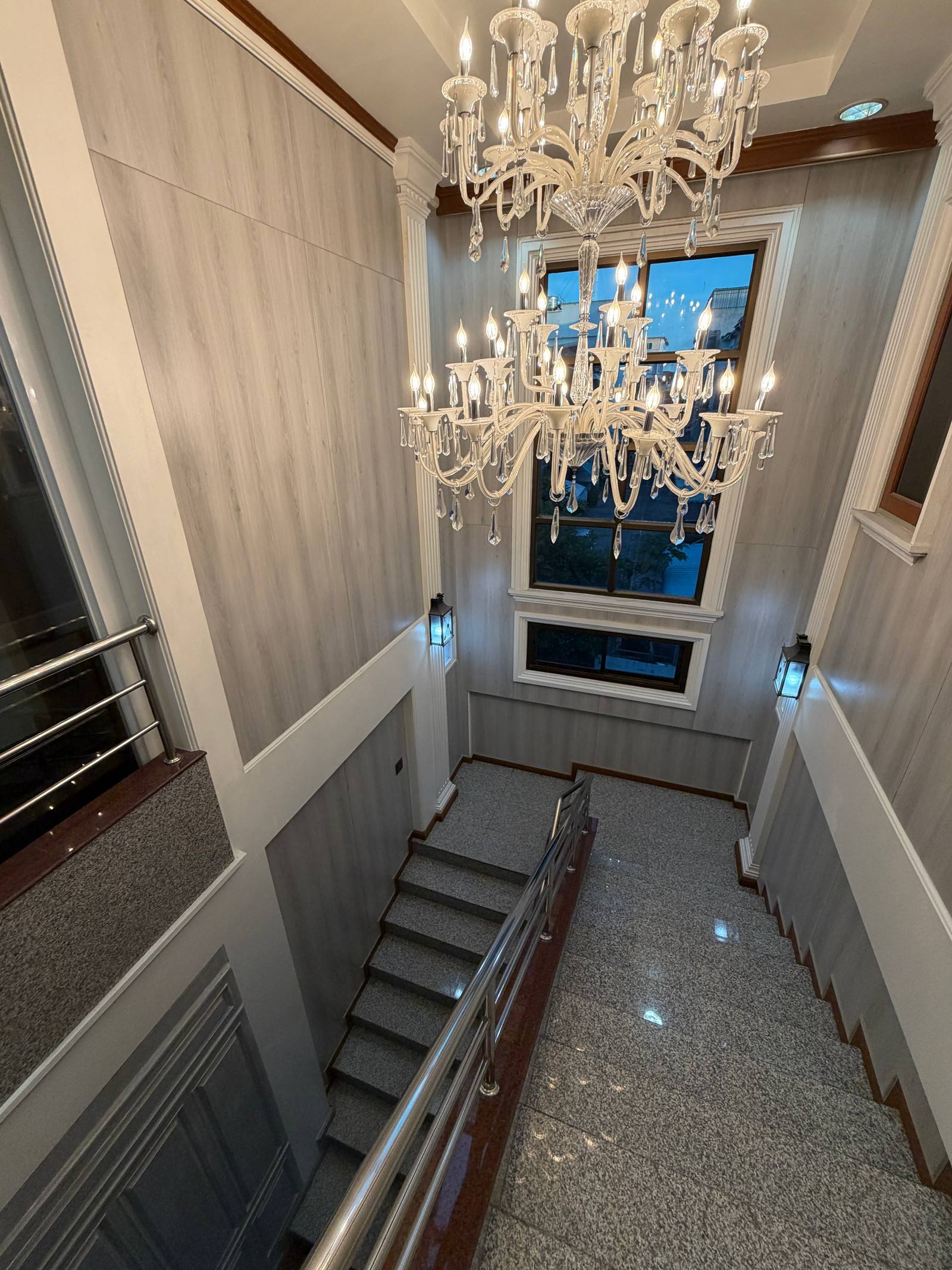 ขายบ้านเดี่ยวหรู ที่ดิน 370 ตร.ว. 6 ห้องนอน 9 ห้องน้ำ พร้อม Gym, Outdoor Jacuzzi และที่จอดรถ 4 คัน ใกล้ โรงเรียนShrewsbury & King’s College ไม่เคยมีประวัติน้ำท่วมหรือน้ำรอระบาย ภายในซอยมีบ้านเพียง 3 หลัง มีเพื่อนบ้านเพียง 2 หลัง บรรยากาศเงียบสงบ  – รูปที่ 4