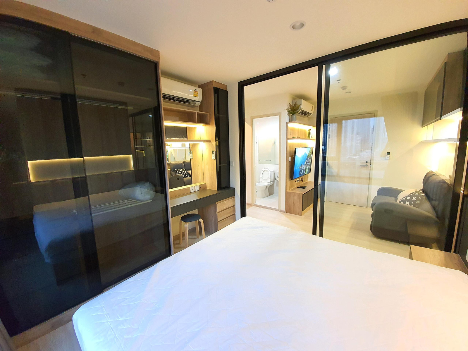 Condo for sale: Life Asoke, north facing, open view, beautiful, quiet, fully furnished, 29 sq m. Condo for sale: Life Asoke, north facing, open view, beautiful, quiet, fully furnished, 29 sq m.