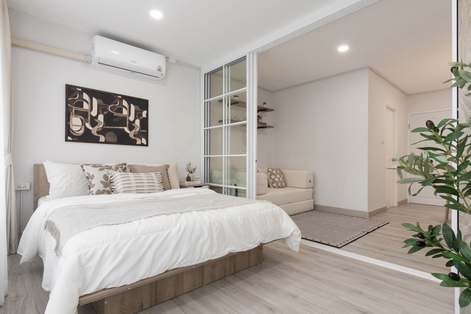 Enter the item for sale yourself. Beautiful and ready to move in.