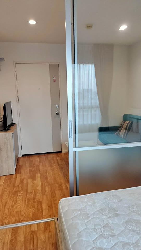 For sale with tenant, Lumpini Park Nawamin-Sri Burapha, near MRT Yellow Line, complete with furniture and electrical appliances.