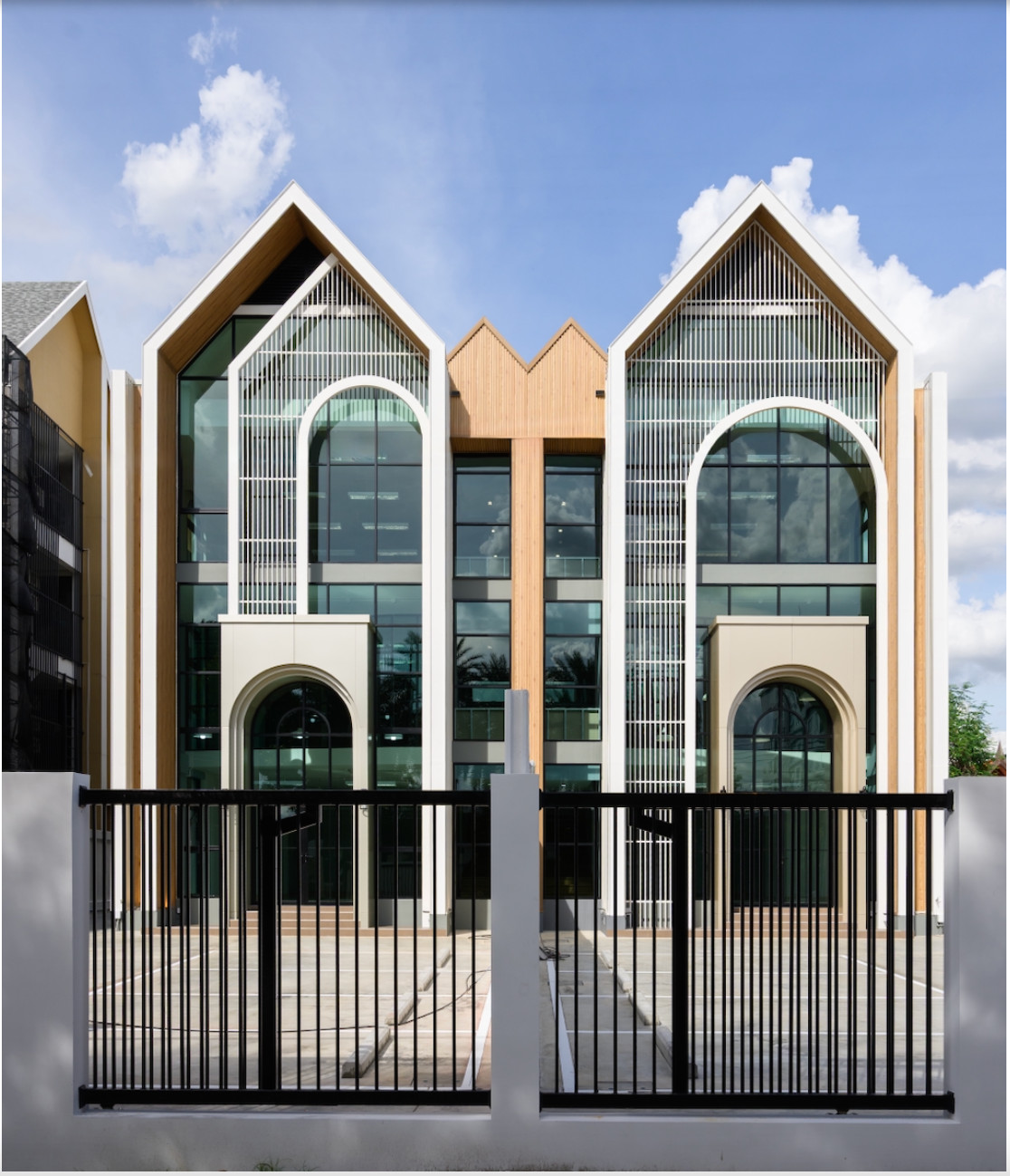 Office style for rent Modern-Scandinavian 3 floors with elevator on Hua Mak Road.